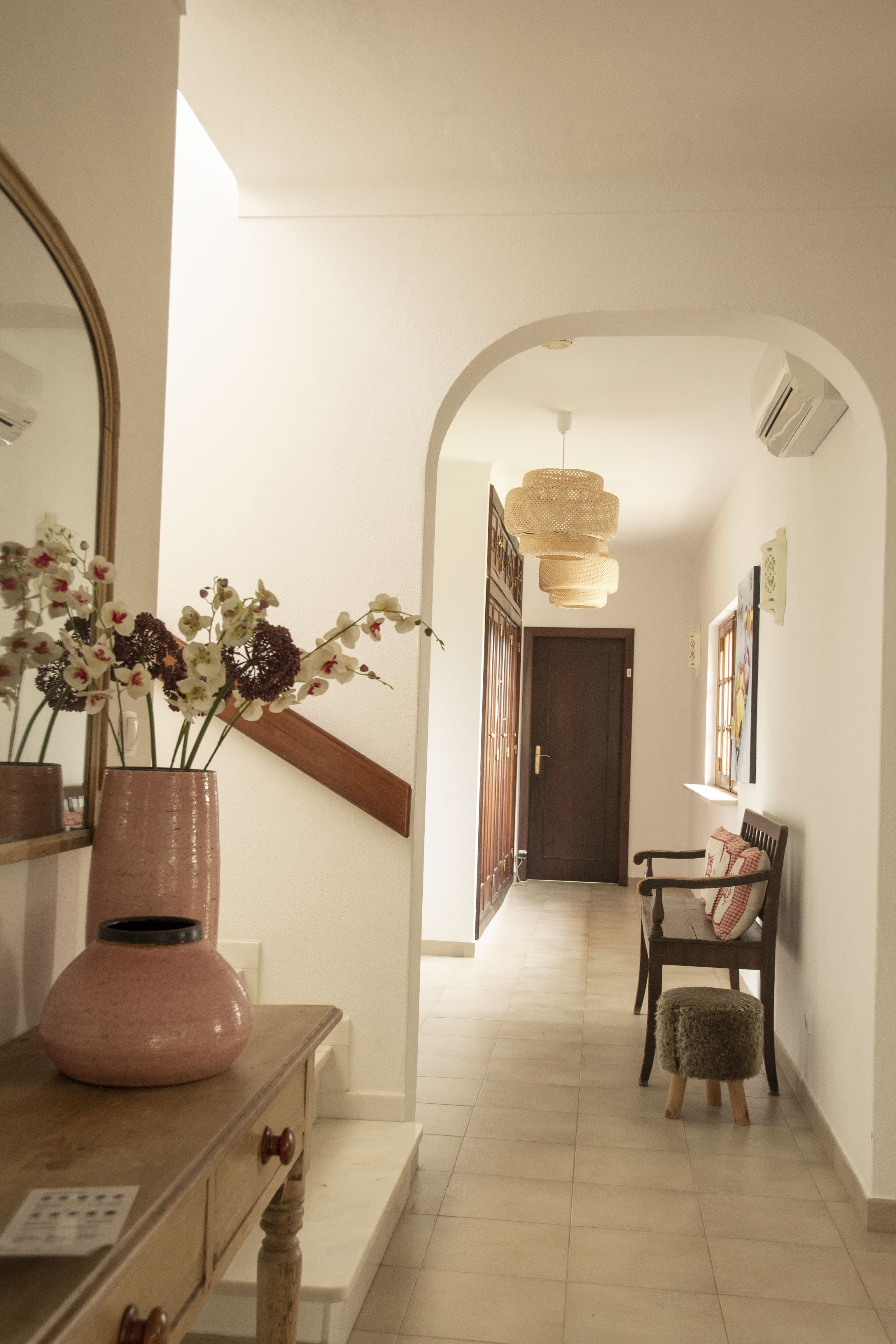 Lichte gang met toegang tot slaapkamers