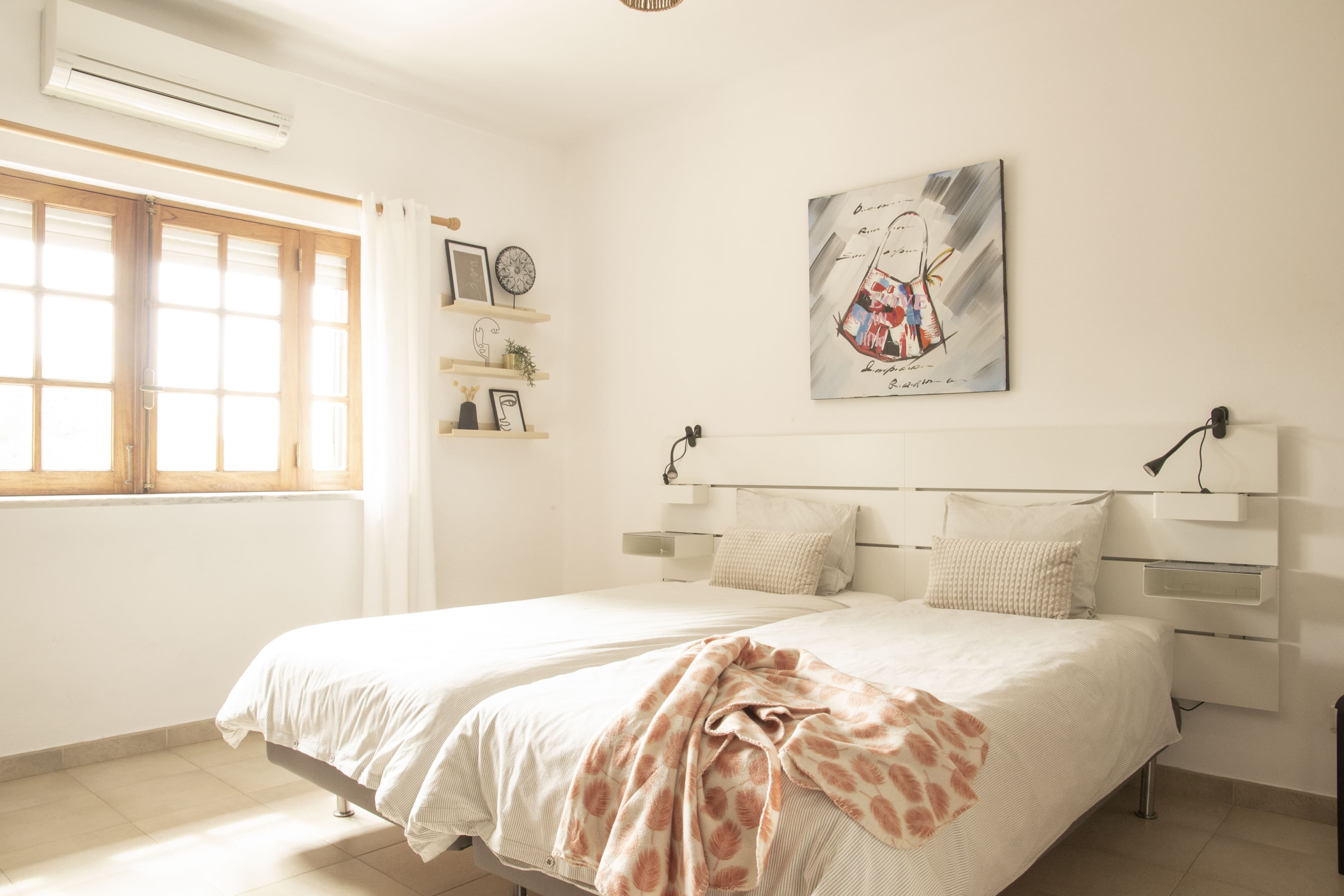 Comfortabele slaapkamer met tweepersoonsbed